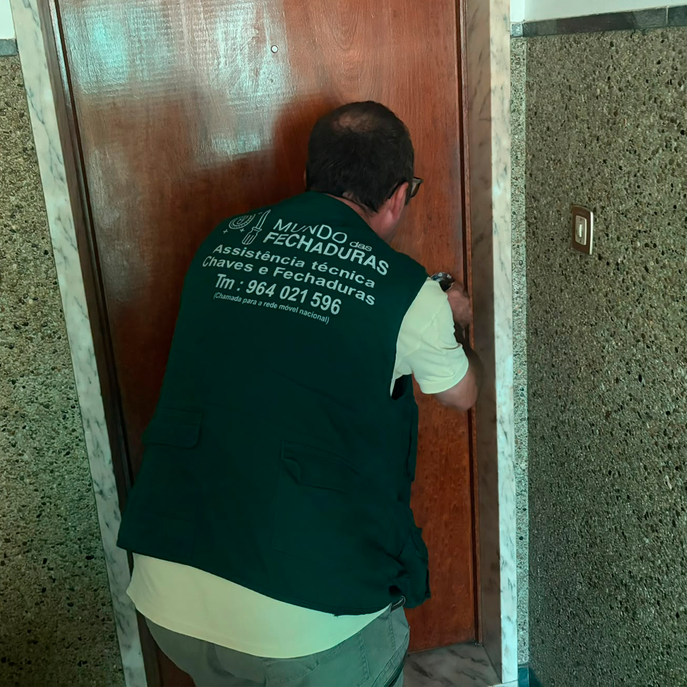 Fechadura de segurança numa porta de entrada residencial